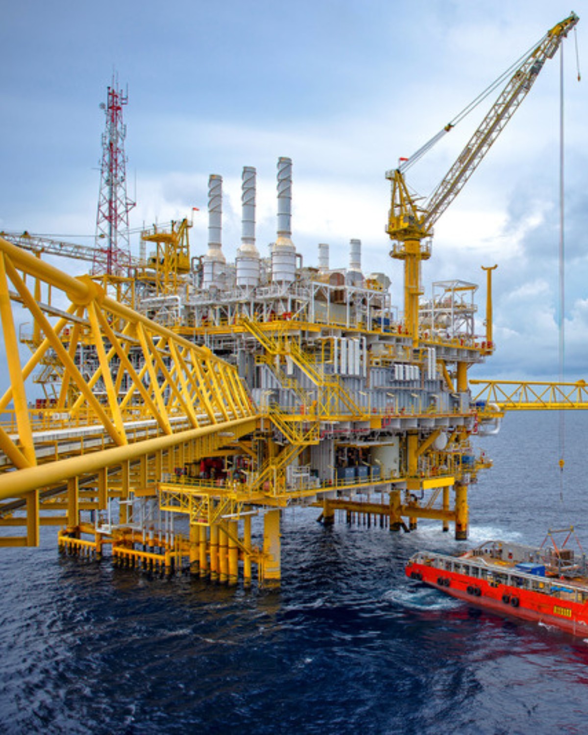 O&G contractor with laptop on site